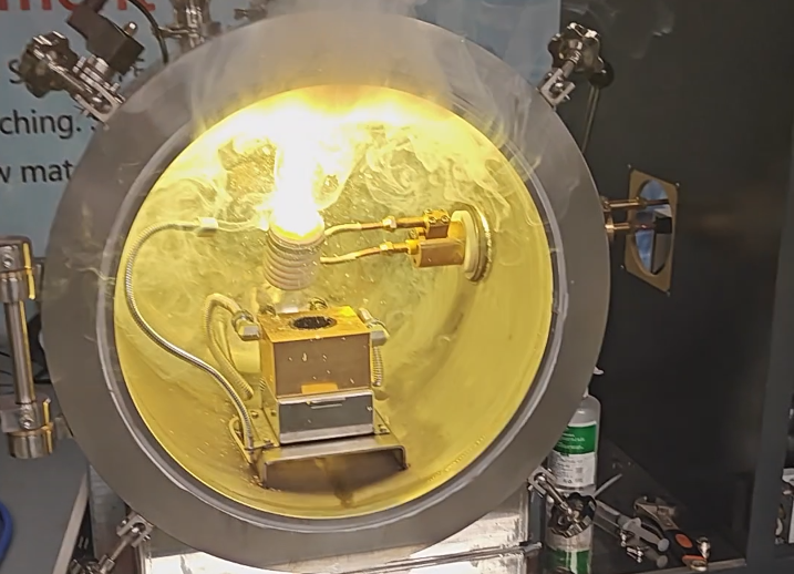 Primer plano parcial del horno de fusión por inducción en vacío a escala de laboratorio