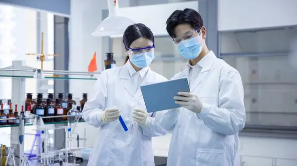 Ricercatori di laboratorio parlano