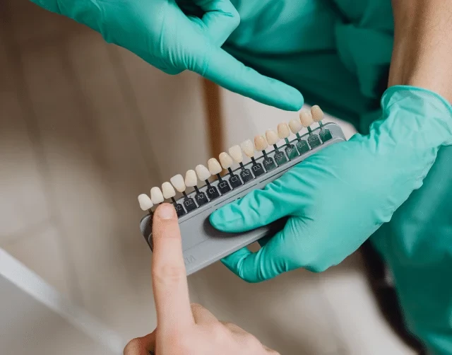 Dentiste prenant des mesures sur un modèle dentaire