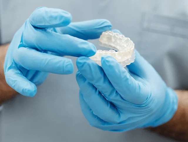 Dentista e modello dentale trasparente