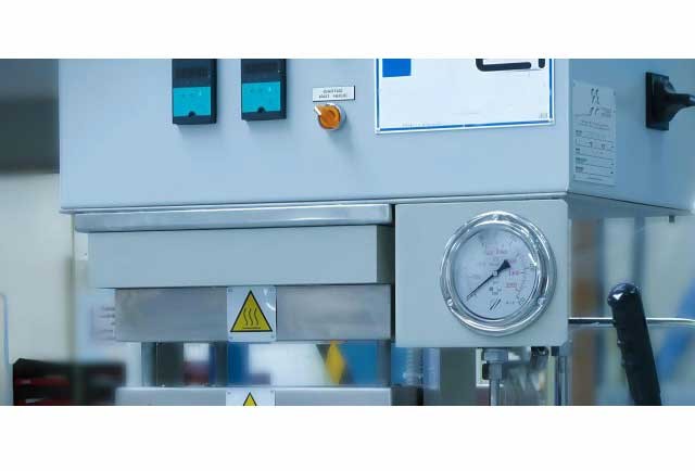 Ein umfassender Leitfaden für Heißpressmaschinen: Funktionalität, Anwendung, Merkmale, Prinzipien, Klassifizierung und technische Anforderungen