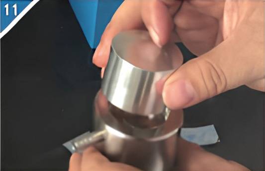 11.Attach the demoulding tool.
