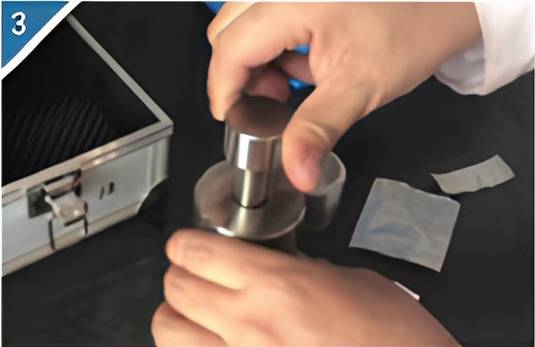 3.Use the mold rod to flatten the sample.