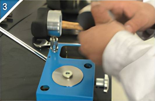 3. Remove the top cover of the oil cylinder.