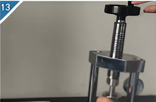 13.Use the screw of the tablet press to eject the sample from the mold.