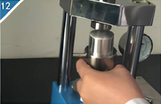 12.Place the assembled mold into the tablet press.