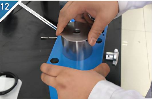 12. Place the oil cylinder on the oil cylinder hole.