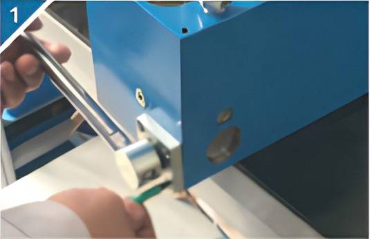 1. Remove the four fixing screws of the support sleeve.