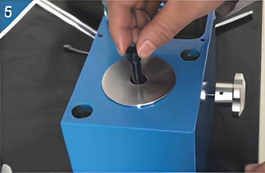 5. Remove the tension spring screw in the oil cylinder.