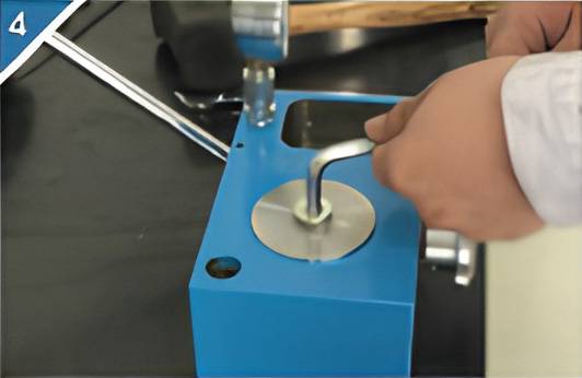 4. Use an 8mm inner hexagonal plate to loosen the lock nut of the large oil cylinder.