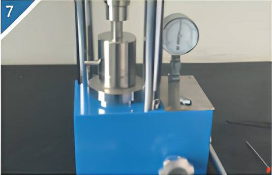7.After the sample is pressed to the required pressure, the pressure is maintained for a period of time.