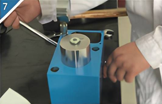 7. Tighten the oil drain valve stem, shake the pressure handle and use hydraulic oil to push out the large oil cylinder.