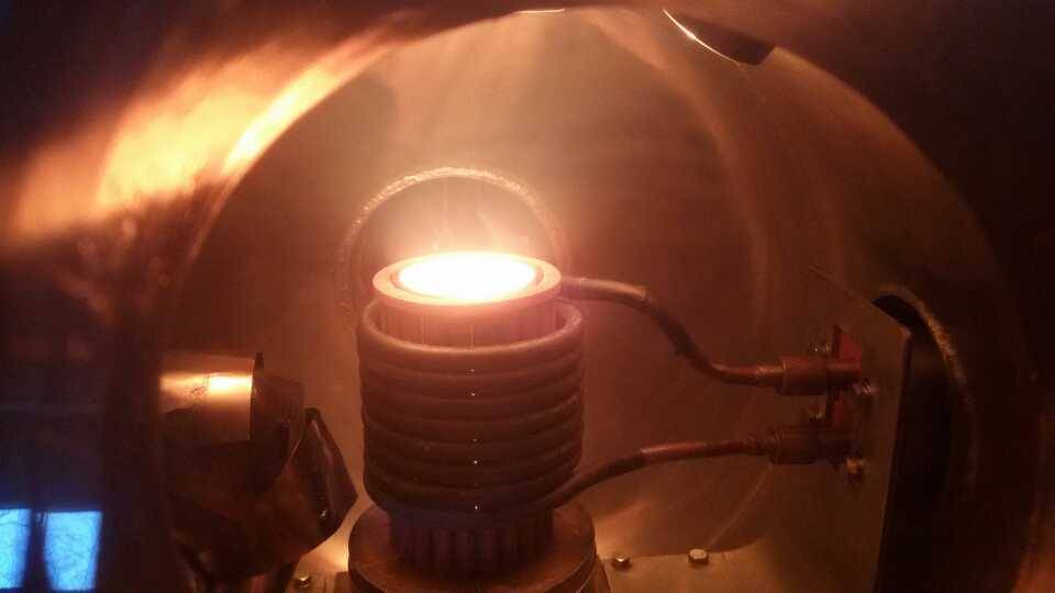 عملية الصهر بالحث بالتفريغ الهوائي