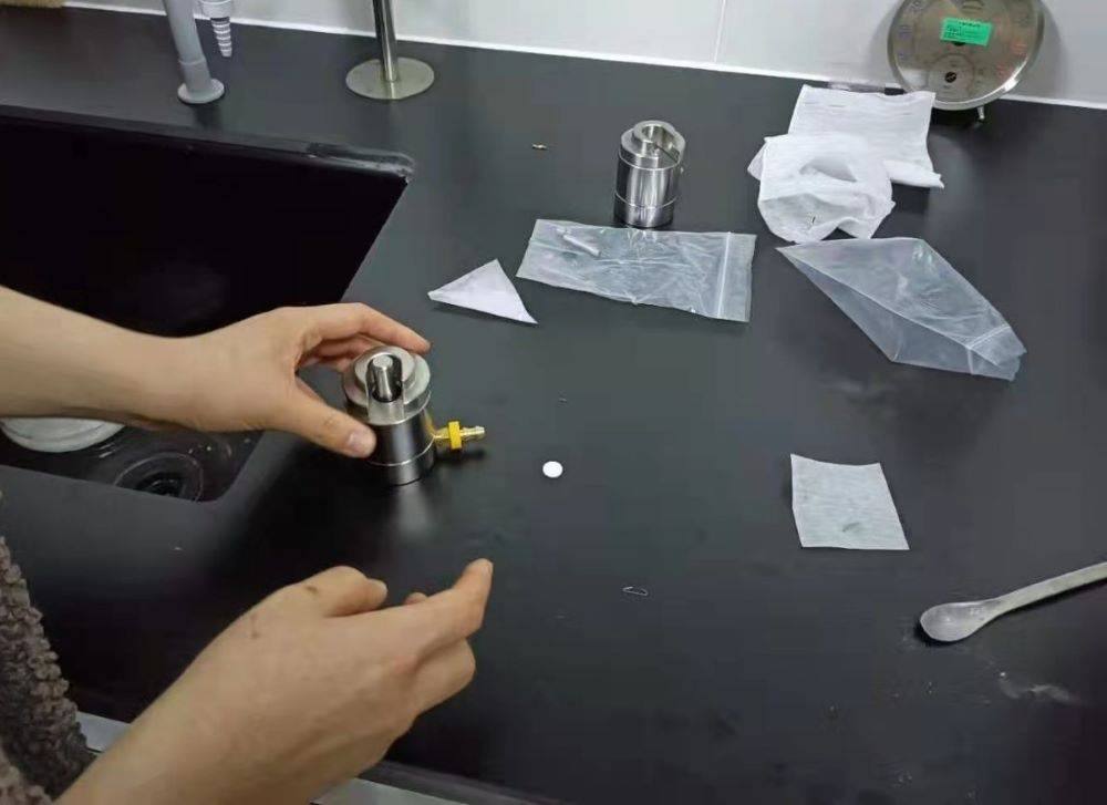 Metodo di pressatura del bromuro di potassio