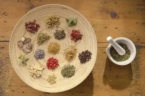 Extracción y destilación de la medicina tradicional china