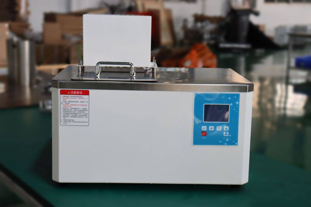 Cryostat reaction tank