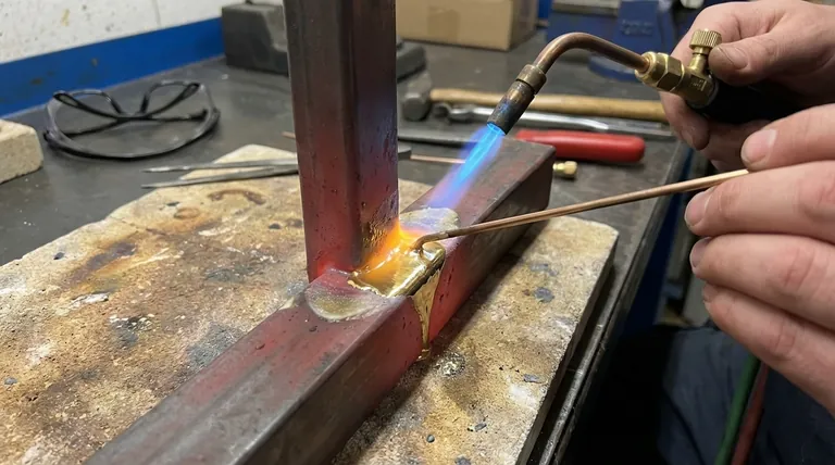 ¿La varilla de soldadura fuerte tiene una temperatura de fusión más alta o más baja que el acero que se está soldando? Un punto de fusión más bajo es clave para juntas fuertes