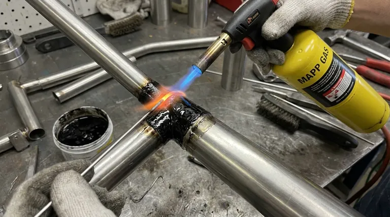 ¿Se puede soldar acero inoxidable con gas MAPP? Sí, con el fundente y la técnica adecuados.