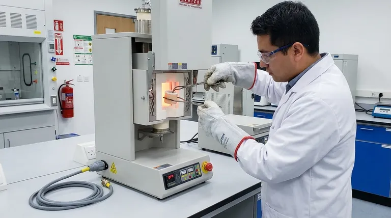 Quelles sont les précautions de sécurité pour un four de traitement thermique ? Protégez votre laboratoire de la chaleur extrême et de la haute tension