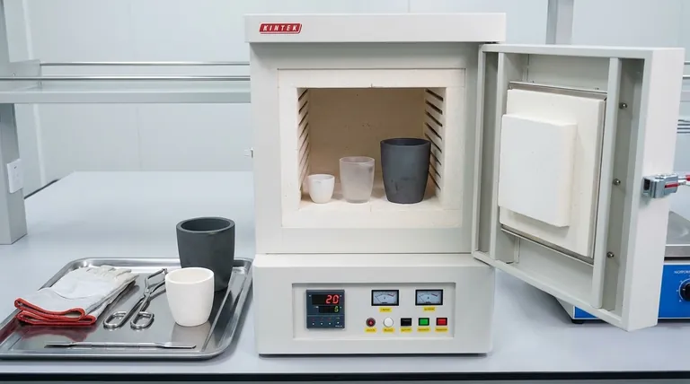 Quale crogiolo viene utilizzato nel forno a muffola? Scegli il materiale giusto per la tua applicazione