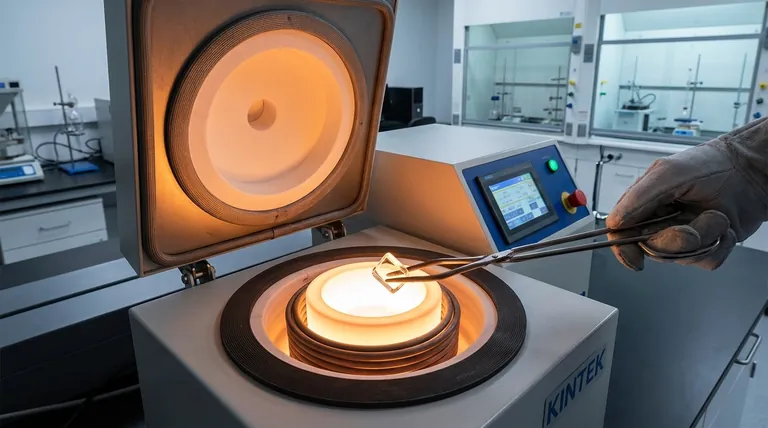 Kann ein Induktionserhitzer Glas schmelzen? Ja, mit einer cleveren indirekten Erwärmungsmethode.