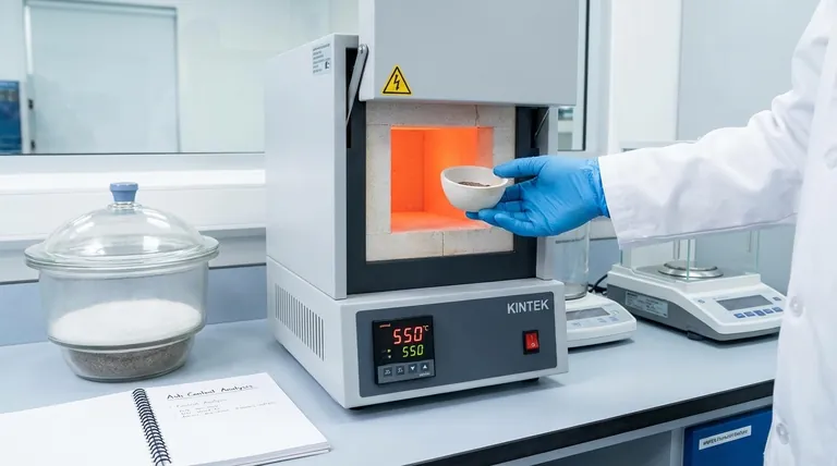 ما هي درجة الحرارة التي يجب أن تكون عليها فرن التجفيف (muffle furnace) لتحليل محتوى الرماد؟ احصل على نتائج دقيقة باستخدام الحرارة المناسبة