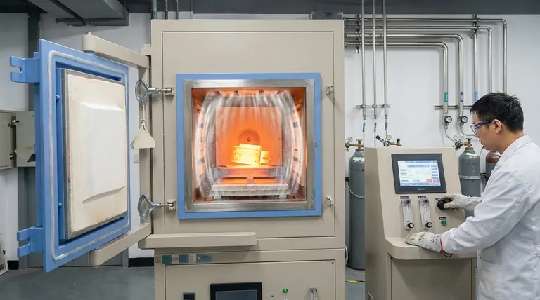 ¿Por qué se utiliza una atmósfera inerte en la fabricación de aleaciones? Prevenir la contaminación y garantizar la integridad del material