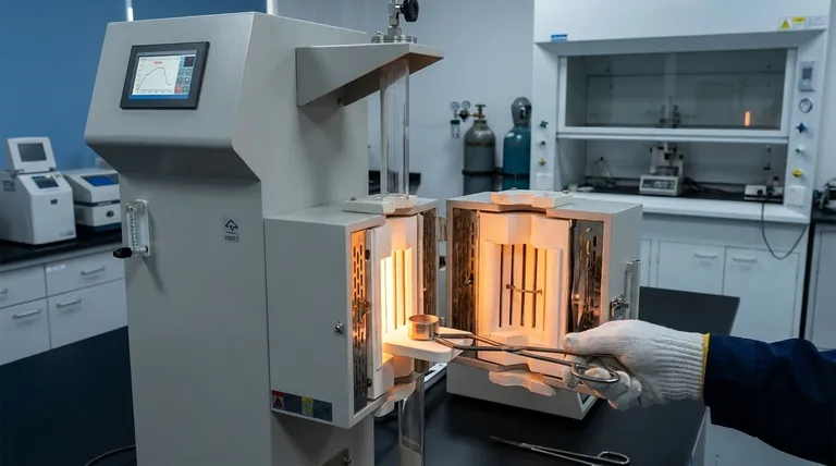 Qual è il processo del forno per il trattamento termico? Padroneggia le 3 fasi per proprietà dei materiali precise