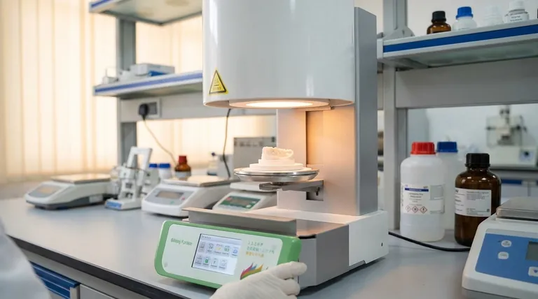 Cos'è un forno utilizzato per la sinterizzazione? Creazione di Componenti Solidi ad Alte Prestazioni da Polvere