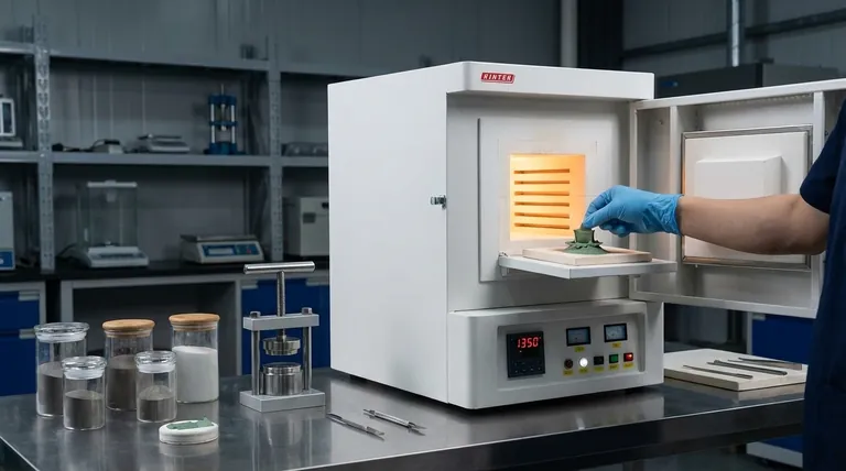 Каковы этапы процесса спекания? Руководство от порошка до твердой детали