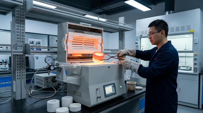 Qual é o propósito da sinterização de cerâmicas? Transformar Pó em Peças Duráveis e de Alto Desempenho