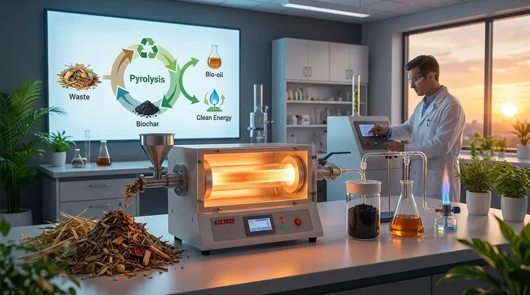 لماذا التحلل الحراري أفضل؟ حوّل النفايات إلى موارد قيّمة مثل الفحم الحيوي والوقود الحيوي.