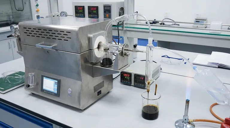 ما هي النواتج الثانوية لعملية الانحلال الحراري؟ دليل شامل للـ "بايو تشار" (الفحم الحيوي)، و"الزيت الحيوي"، و"الغاز الاصطناعي"