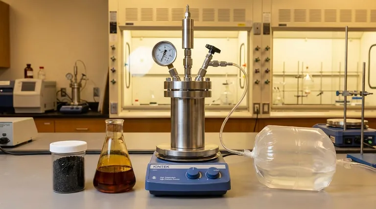 ¿Cómo afecta el tiempo a la pirólisis? Domine el tiempo de residencia para controlar los rendimientos de biocarbo, bioaceite y gas de síntesis