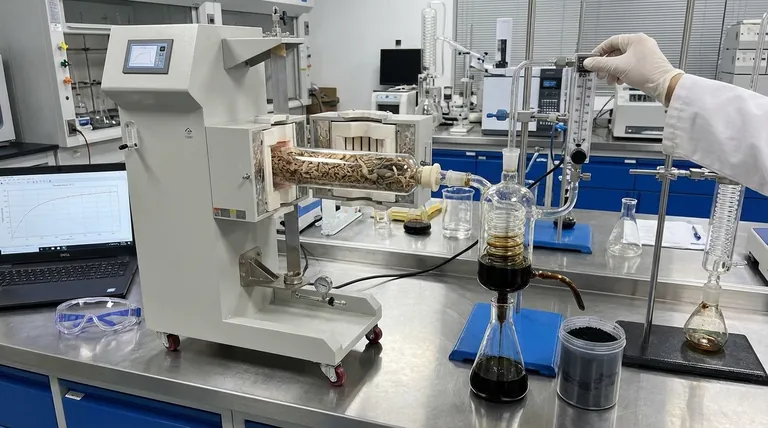 ما هي عملية الانحلال الحراري لإنتاج الزيت الحيوي؟ دليل لتحويل الكتلة الحيوية إلى وقود سائل