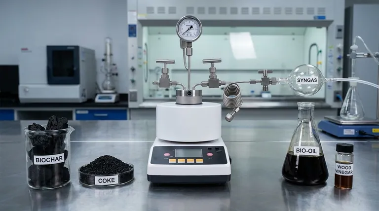 Примеры продуктов пиролиза: биоуголь, биомасло и синтез-газ