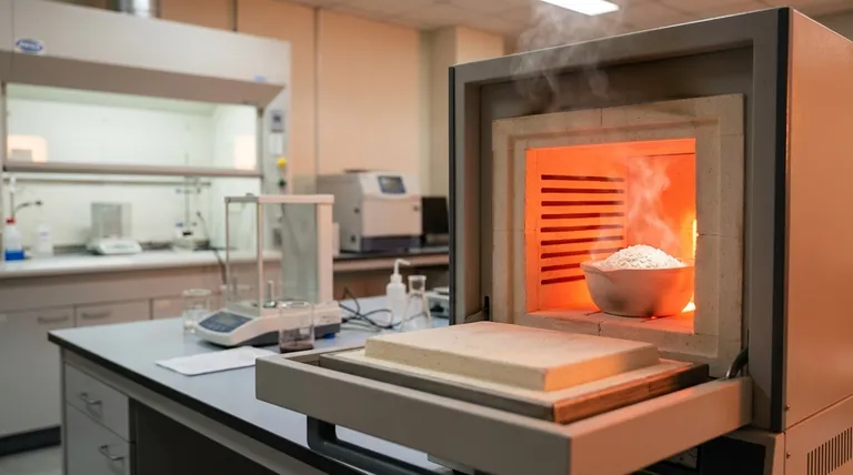 ¿Qué temperatura se requiere para la calcinación? Domine la descomposición térmica específica del material