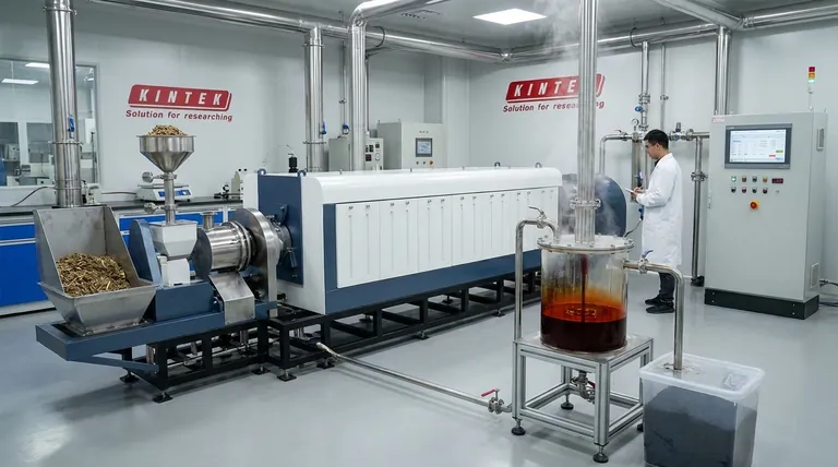 A pirólise produz combustível líquido? Sim, ela cria bio-óleo a partir de biomassa e resíduos.