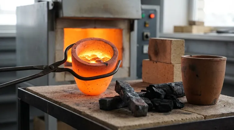 ما هي مادة فولاذ البوتقة؟ دليل لإنتاج الفولاذ المتجانس وعالي الكربون