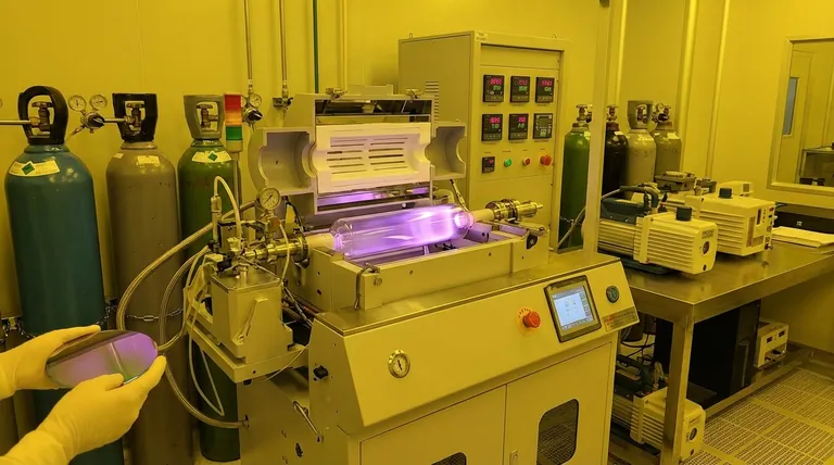 Cos'è la deposizione di metalli PECVD? Svelare la lavorazione di film sottili a bassa temperatura