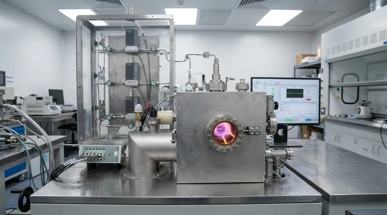 ما هي أساسيات PECVD؟ دليل لترسيب الأغشية الرقيقة في درجات الحرارة المنخفضة