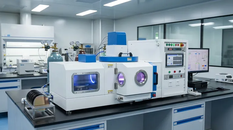 Quais são as vantagens da pulverização catódica (sputtering) em relação à evaporação térmica?