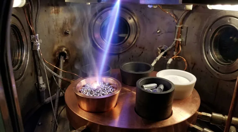 在电子束蒸发中，盛放金属源材料的容器叫什么？确保薄膜沉积的纯度和质量