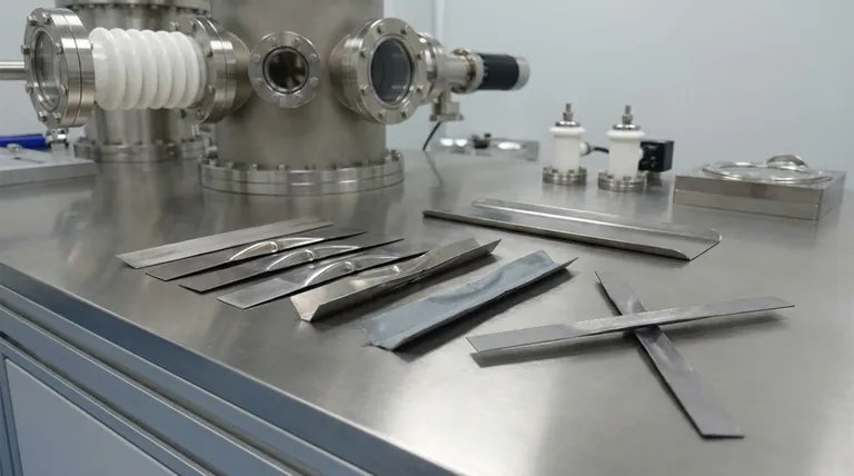 Qual é o barco (suporte) mais usado na evaporação térmica e qual material é escolhido para a deposição de alta pureza?