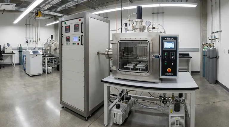 لماذا يتم ترسيب الأغشية الرقيقة عادة في الفراغ؟ ضمان النقاء العالي والتحكم الدقيق