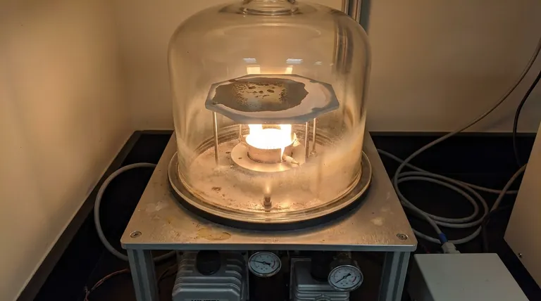 Quais são as desvantagens da evaporação a vácuo? Compreendendo as Compensações na Deposição de Filmes Finos