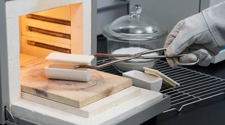 Qual è il modo corretto di usare un crogiolo? Padroneggiare la manipolazione sicura e il controllo preciso della temperatura