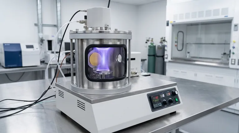 ما هي وظيفة جهاز طلاء الرش (sputter coater)؟ تحقيق ترسيب فائق للأغشية الرقيقة لتحليل المجهر الإلكتروني الماسح (SEM) والإلكترونيات