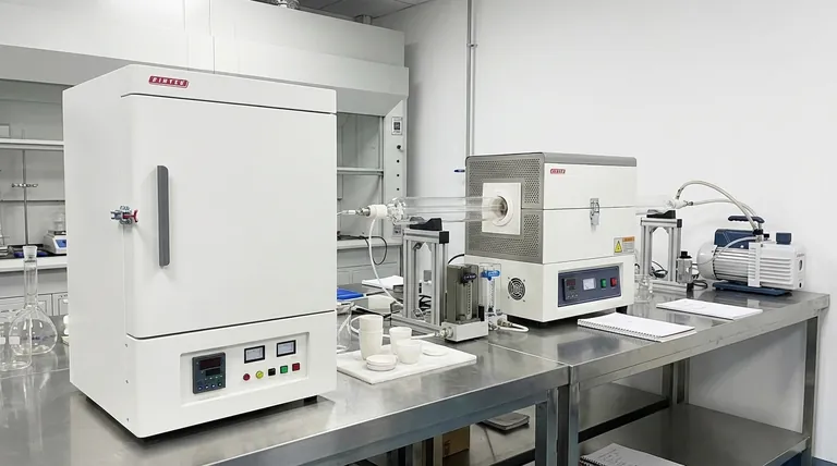 O que é um forno mufla vs forno tubular? Escolha a Ferramenta de Alta Temperatura Certa para o Seu Laboratório