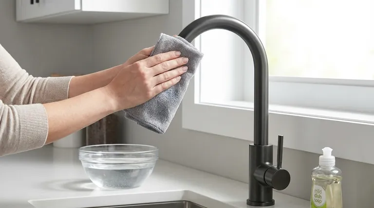 كيف تنظف الفولاذ المقاوم للصدأ المطلي بـ PVD؟ احمِ استثمارك بالتقنية الصحيحة